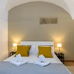 Cozy & Central With Private Entrance By Ndp Rent